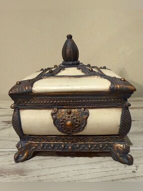 Vintage Baroque-inspired Design Jewelry / Trinket Box in Cream and Faux Bronze